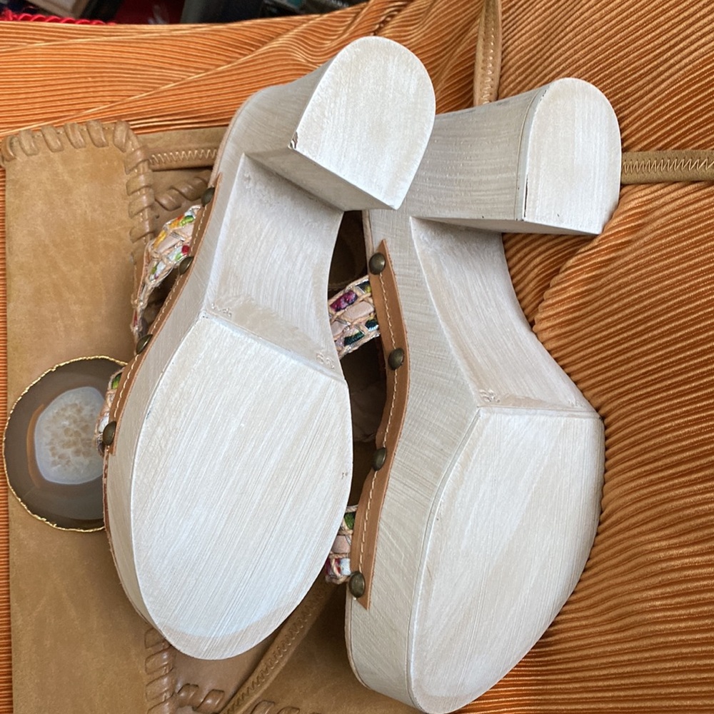 Vintage wooden heels Sbicca shoes! Glam and chic meet! - Picture 13 of 14